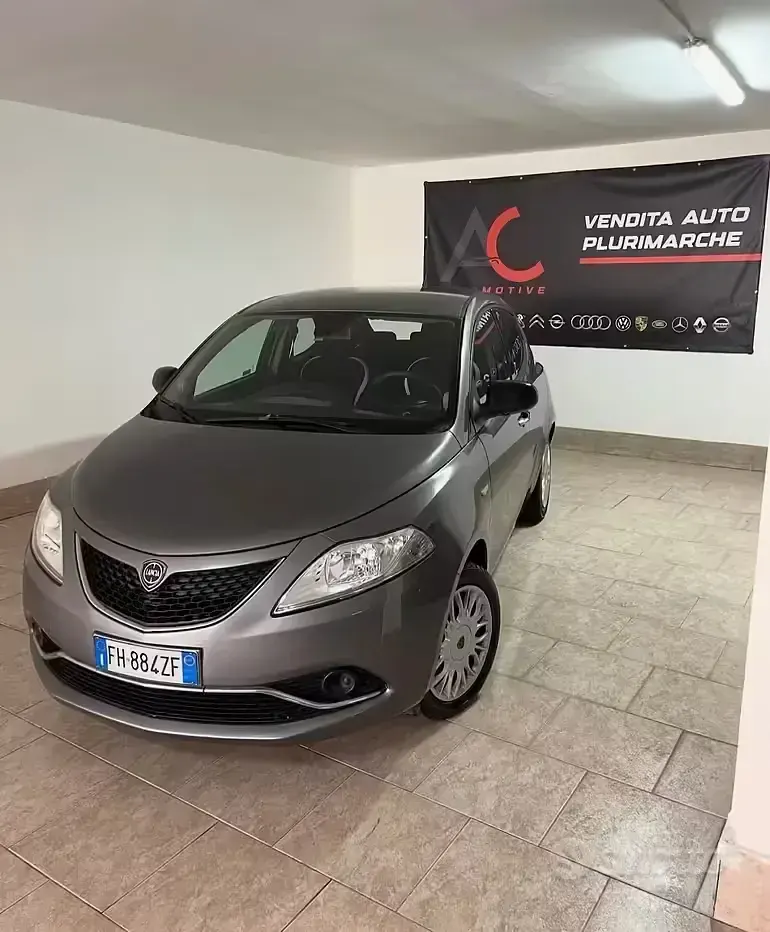 Usado Lancia Ypsilon S 95 HP (69 kW) 2017 Cinzento Citadino