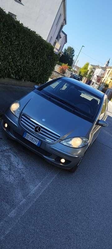 Begagnad Mercedes 180 Elegance 109 HK (80 kW) 2006 Grå Sedan