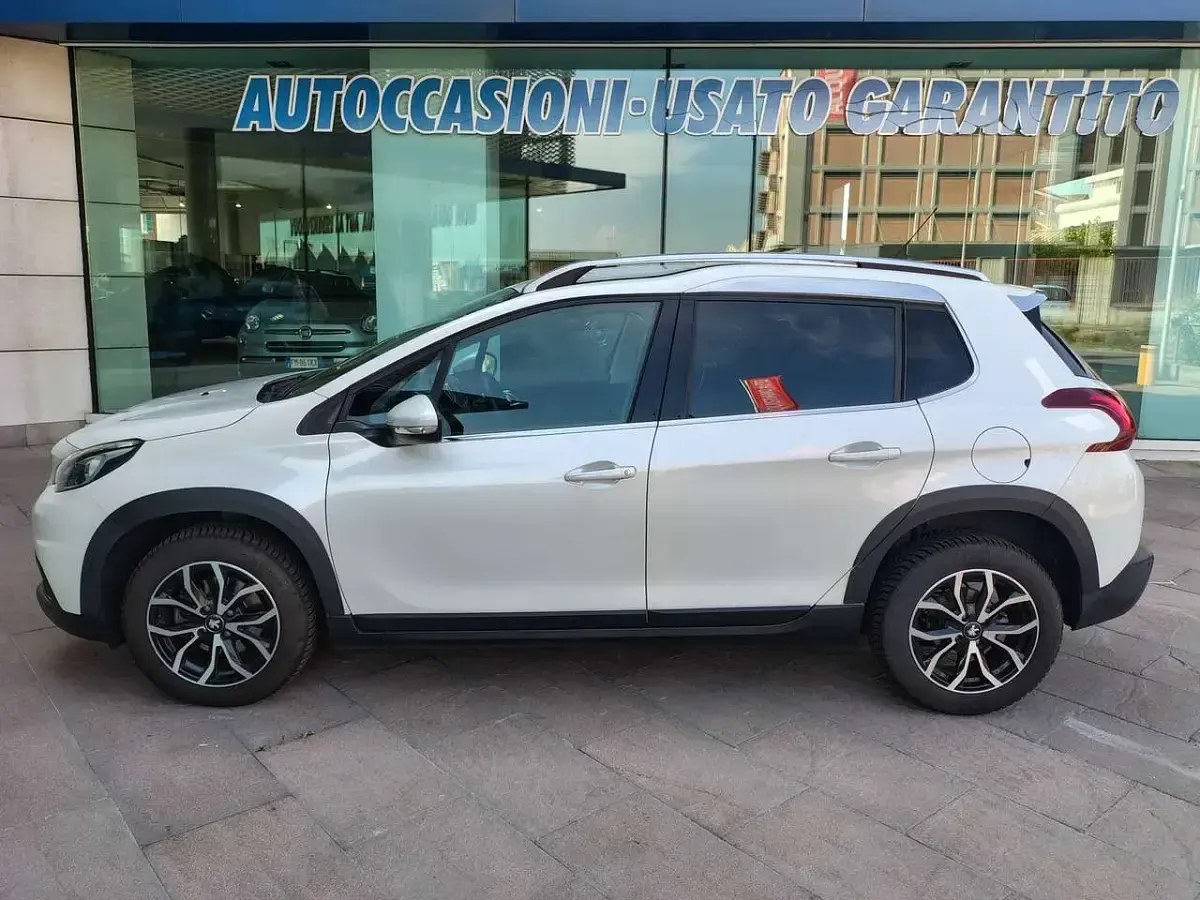 Usata Peugeot 2008 Allure 110 CV (80 kW) 2019 Bianco metallizzato SUV