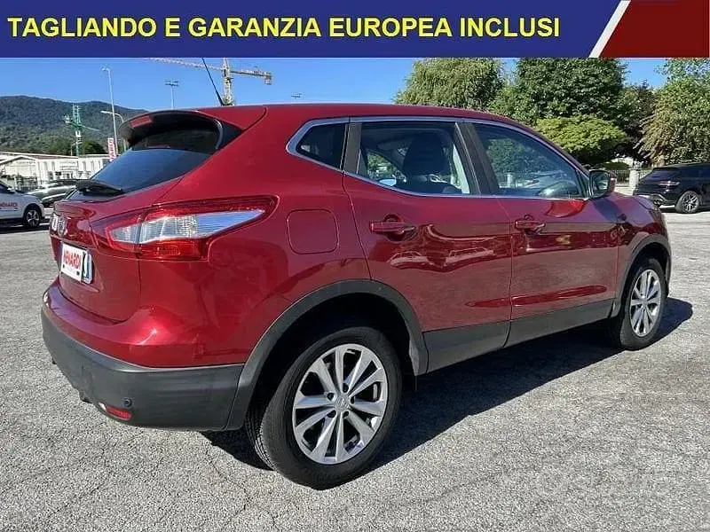 Usata Nissan Qashqai Acenta 110 CV (80 kW) 2017 Rosso SUV