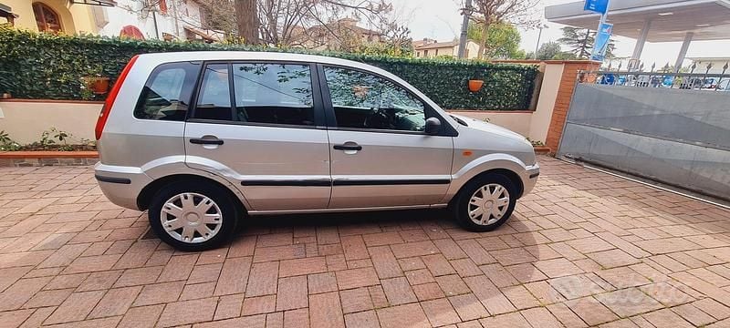 Usata Ford Fusion Collection 68 CV (50 kW) 2004 Grigio Utilitaria