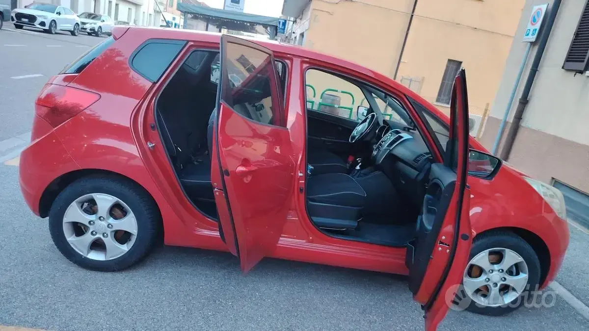 Usata Kia Venga 90 CV (66 kW) 2010 Rosso Utilitaria