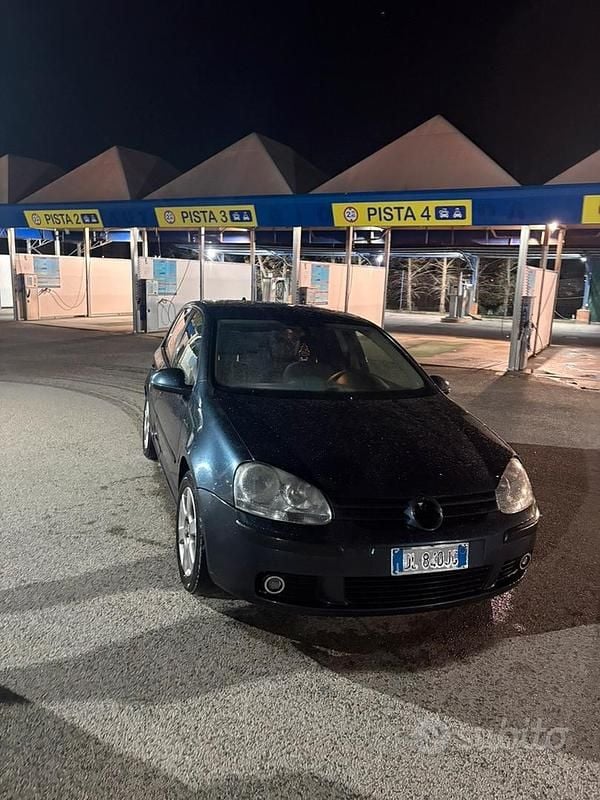 Usata VW Golf V 105 CV (77 kW) 2007 Blu Utilitaria