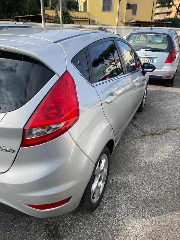Usata Ford Fiesta Titanium 96 CV (70 kW) 2010 Grigio Utilitaria