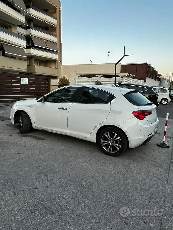 Usata Alfa Romeo Giulietta Distinctive 120 CV (88 kW) 2012 Bianco Utilitaria