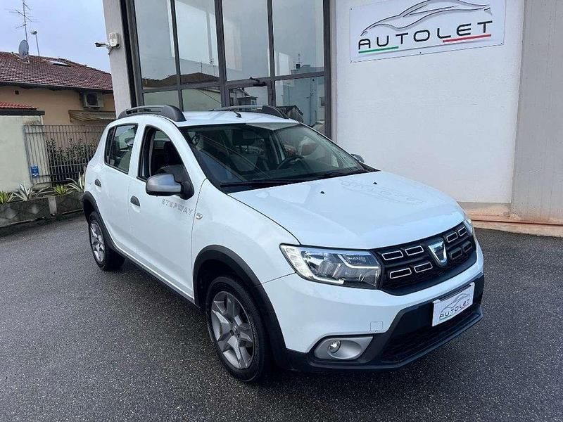 Bianco Usata 2017 Dacia Sandero Lauréate Tre volumi | 6500 € (Ottimo prezzo) - Immagine 1/4