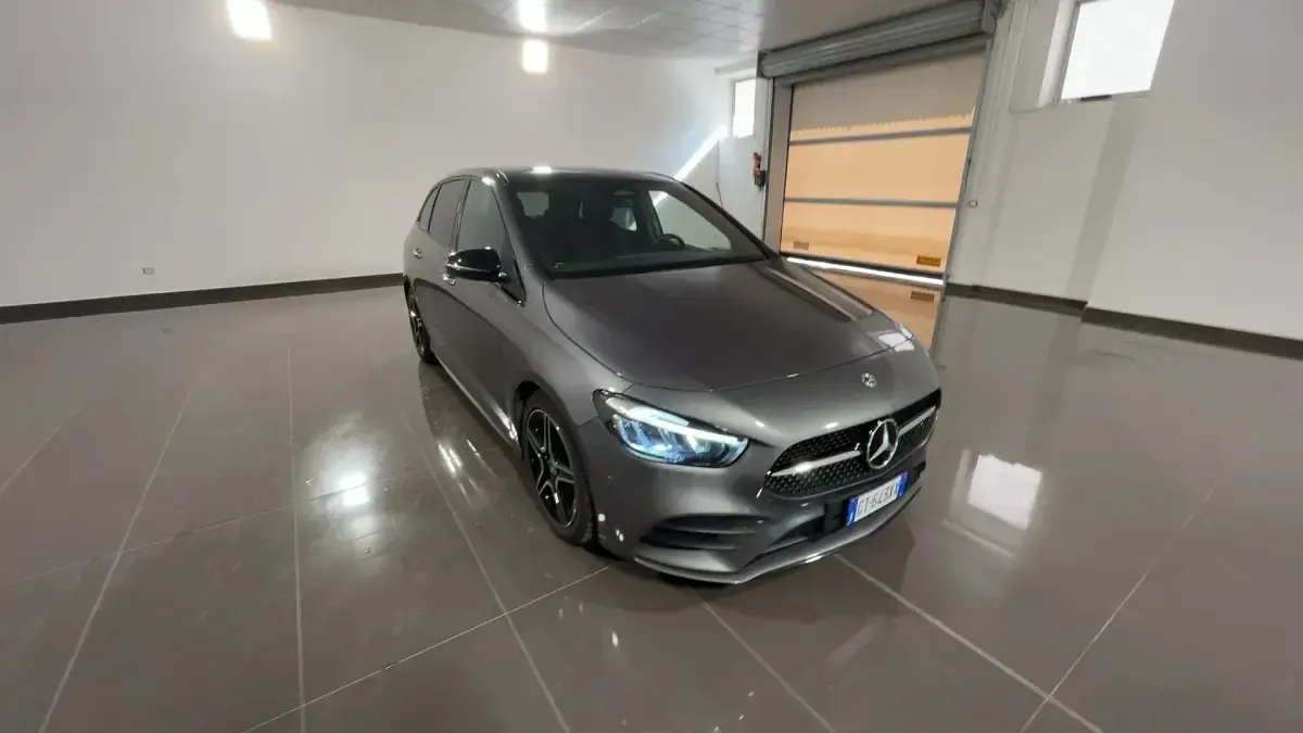 Usata Mercedes B180 AMG line 116 CV (85 kW) 2024 Grigio scuro met. Utilitaria