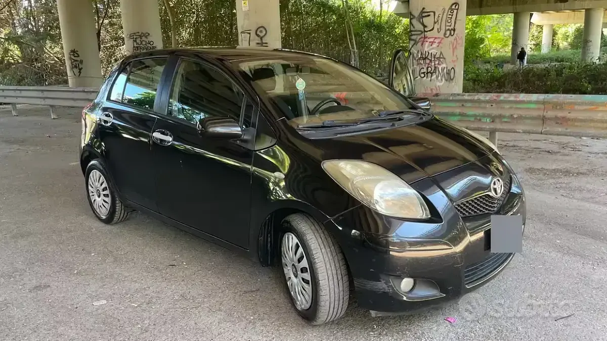 Usata Toyota Yaris 90 CV (66 kW) 2010 Nero Utilitaria