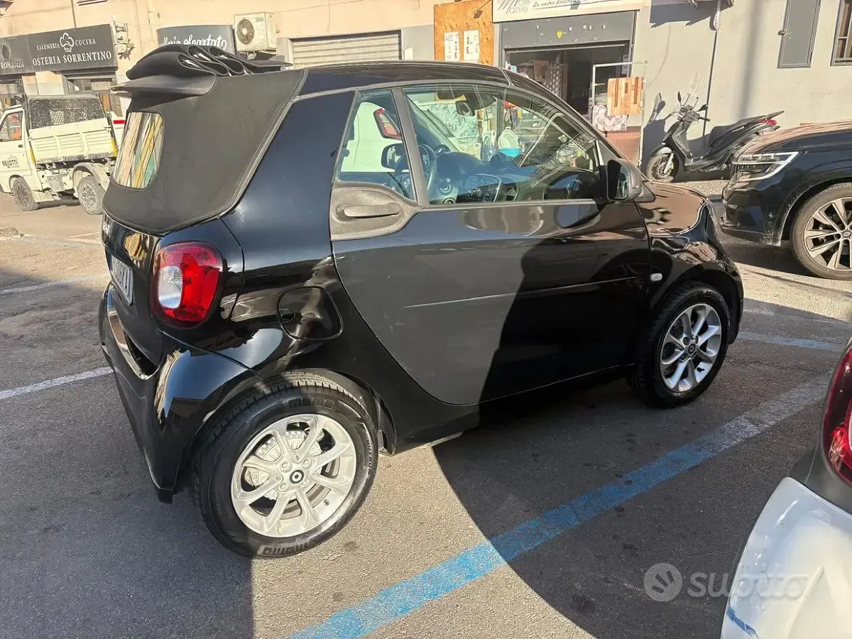 Usata Smart ForTwo Electric Drive 41 kW (56 CV) 2019 Nero Cabrio