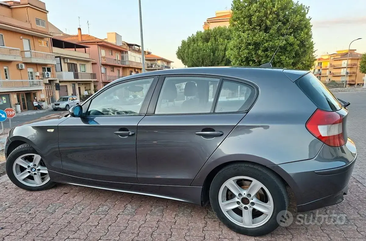 Usata BMW 118 122 CV (89 kW) 2004 Grigio Utilitaria