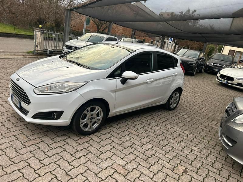 Bianco Usata 2016 Ford Fiesta Titanium Tre volumi | 6900 € (Buon prezzo) - Immagine 1/4