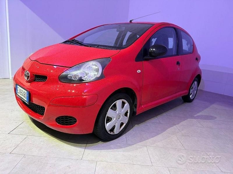 Usata Toyota Aygo Connect Style 68 CV (50 kW) 2011 Rosso Utilitaria