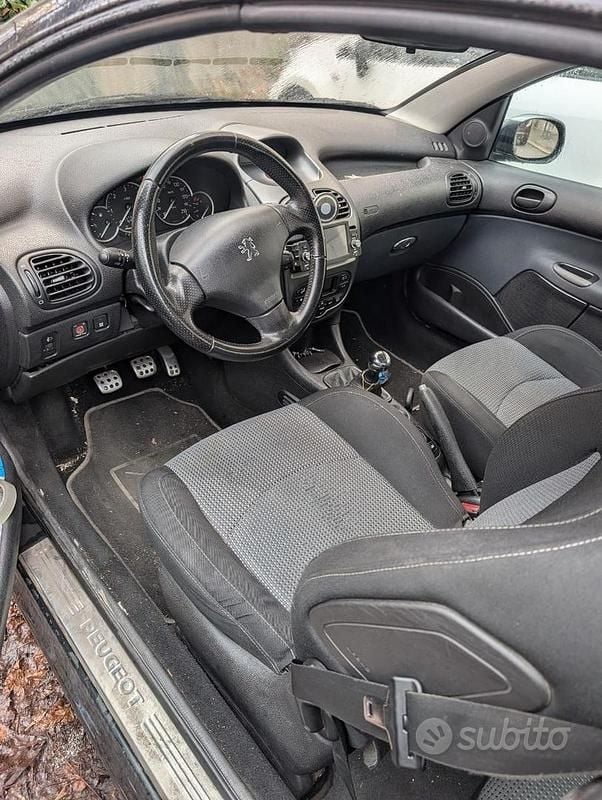Usata Peugeot 206 CC 110 CV (80 kW) 2006 Nero Cabrio
