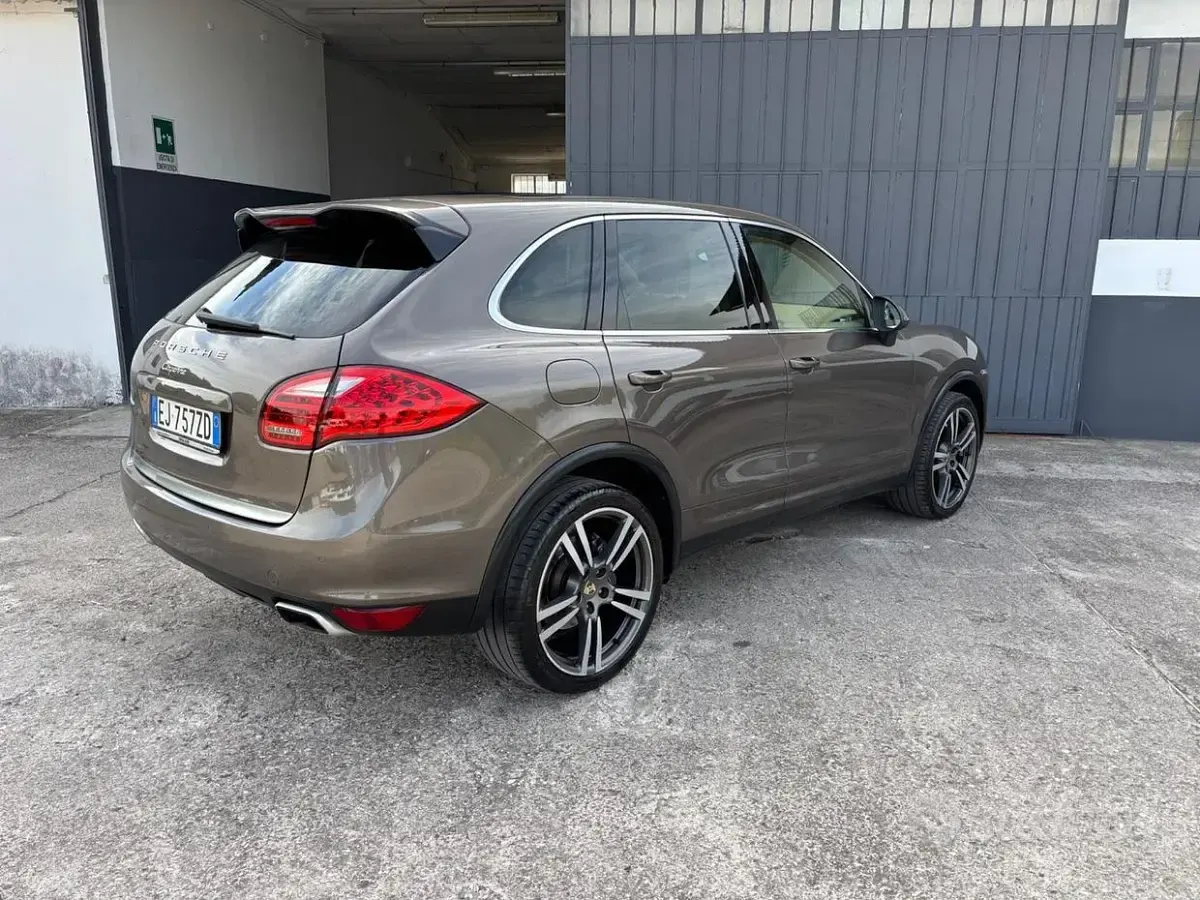 Usata Porsche Cayenne 240 CV (176 kW) 2011 Marrone SUV