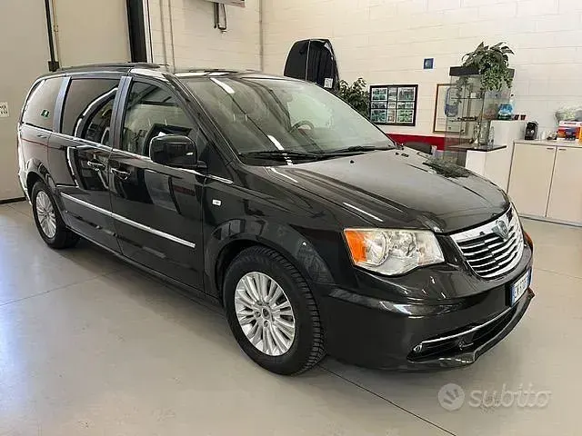 Usata Lancia Voyager 163 CV (119 kW) 2012 Grigio Monovolume