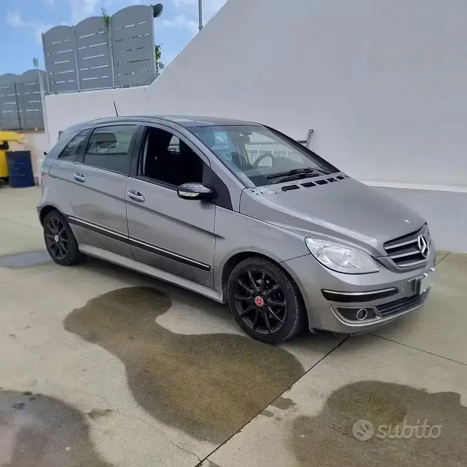 Usata Mercedes B200 140 CV (102 kW) 2007 Grigio Monovolume