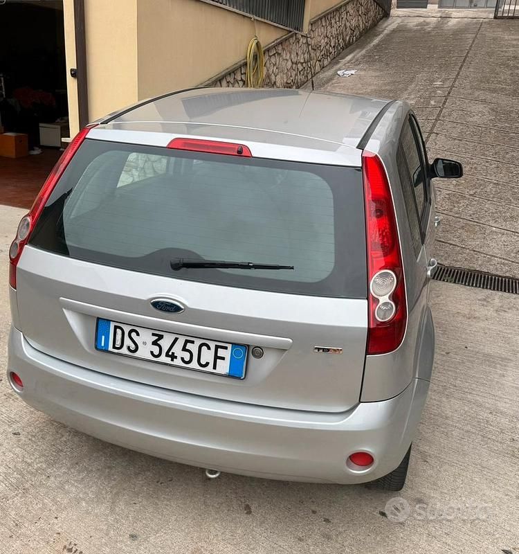 Begagnad Ford Fiesta 68 HK (50 kW) 2008 Grå Sedan