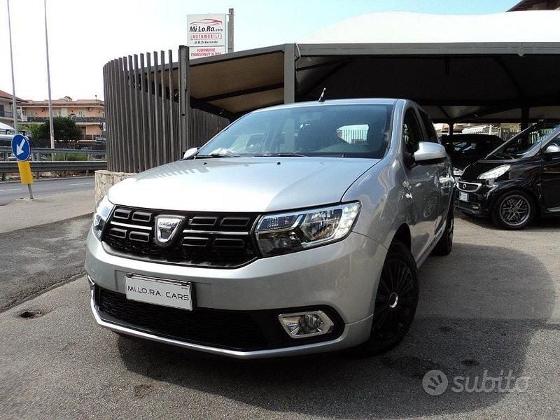 Grigio(met.) Usata 2020 Dacia Sandero Comfort Due volumi | 8300 € (Buon prezzo) - Immagine 1/4