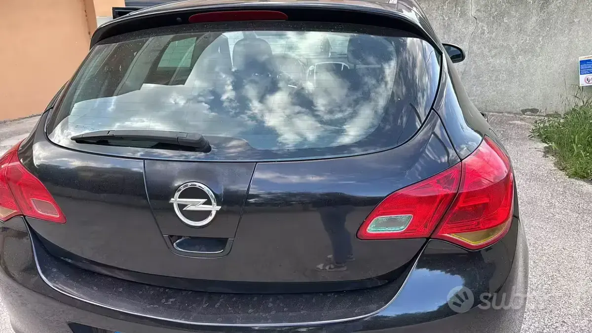 Usata Opel Astra 110 CV (80 kW) 2010 Nero Berlina