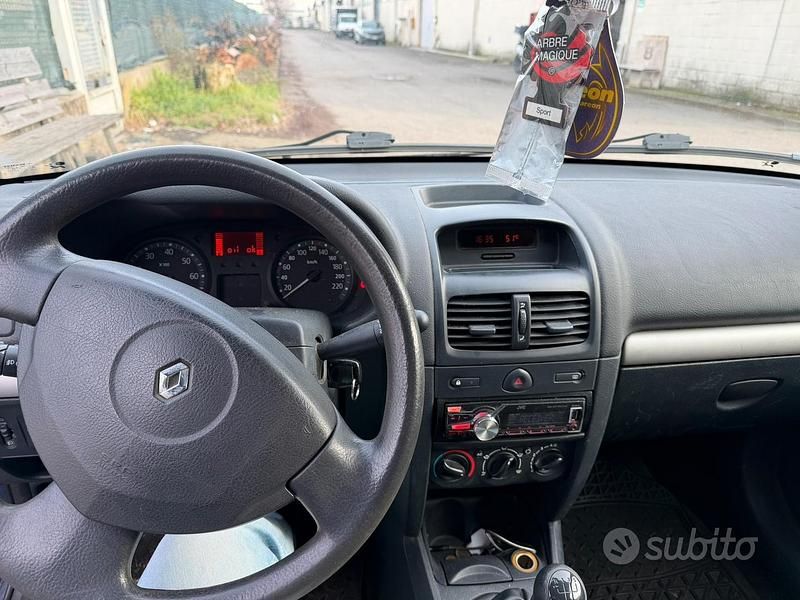 Usata Renault Clio II 58 CV (42 kW) 2004 Blu Berlina