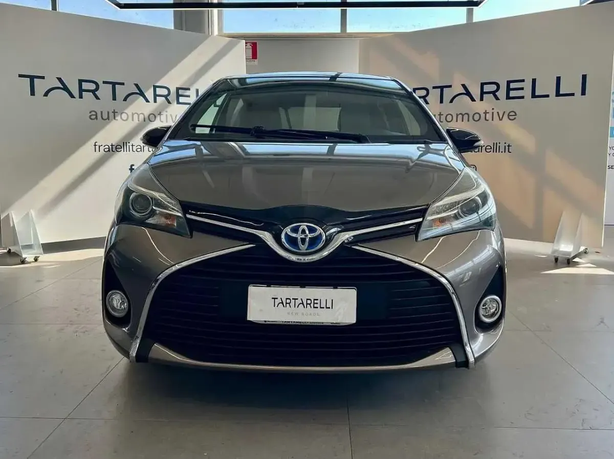 Usata Toyota Yaris Style 101 CV (74 kW) 2016 Grigio Utilitaria