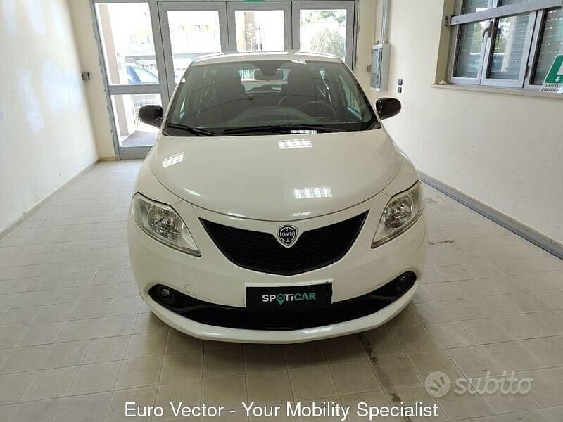 Usata Lancia Ypsilon Gold 69 CV (50 kW) 2019 Bianco Utilitaria