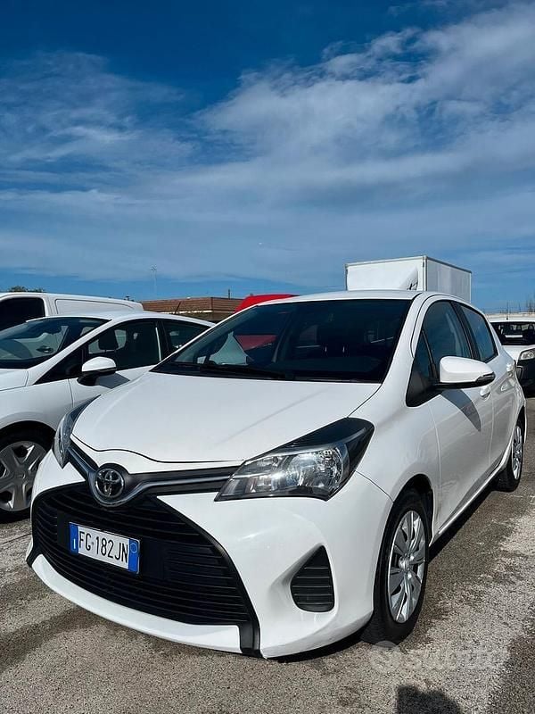 Usata Toyota Yaris Lounge 90 CV (66 kW) 2016 Bianco Berlina
