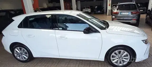 Usata Opel Astra Edition 131 CV (96 kW) 2022 Bianco Utilitaria