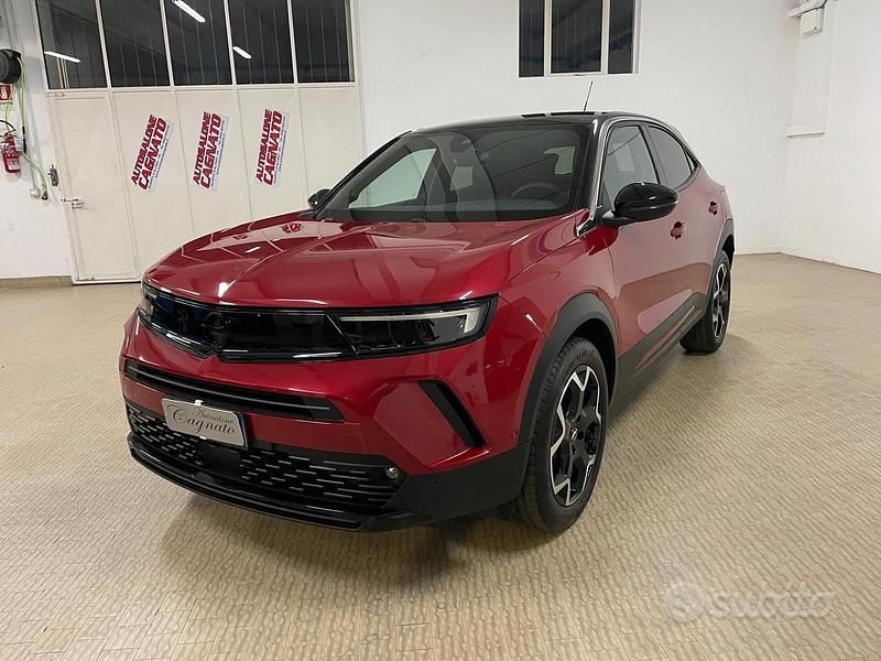 Usata Opel Mokka Ultimate 136 CV (100 kW) 2024 Rosso bordeaux tetto nero SUV
