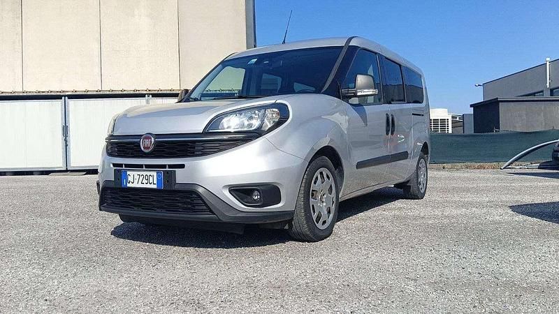 Usata Fiat Doblò Lounge 120 CV (88 kW) 2022 Argento Monovolume