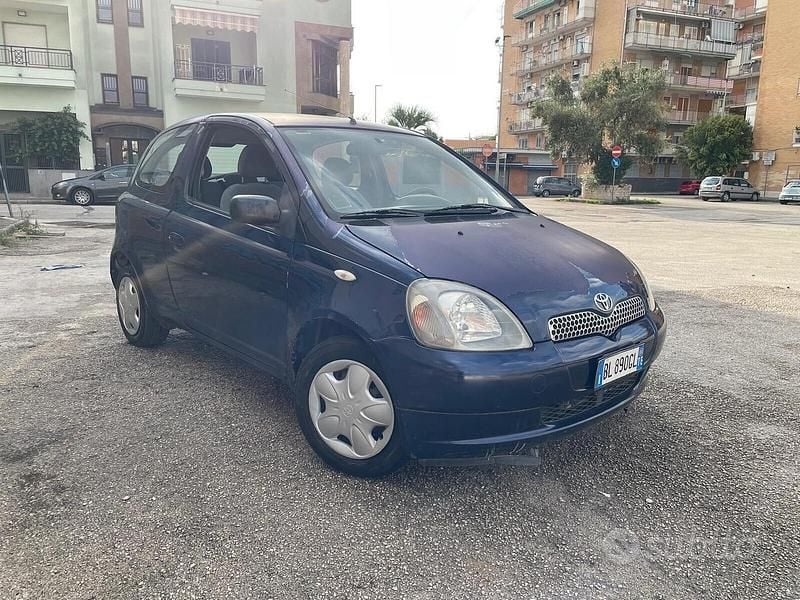 Begagnad Toyota Yaris 67 HK (49 kW) 2000 Blå Sedan