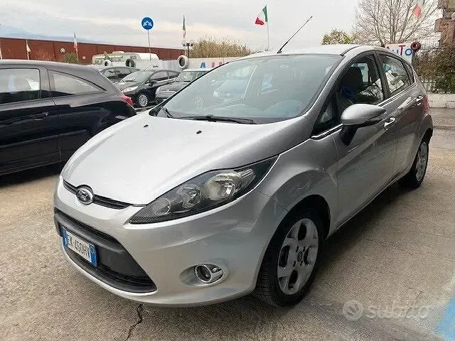 Usado Ford Fiesta Titanium 68 HP (50 kW) 2011 Cinzento Sedan