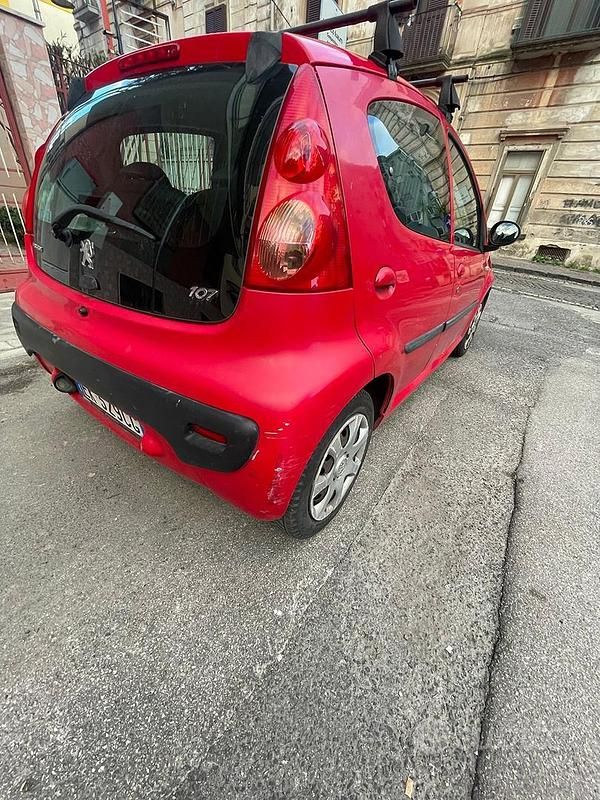 Usata Peugeot 107 68 CV (50 kW) 2011 Rosso Utilitaria