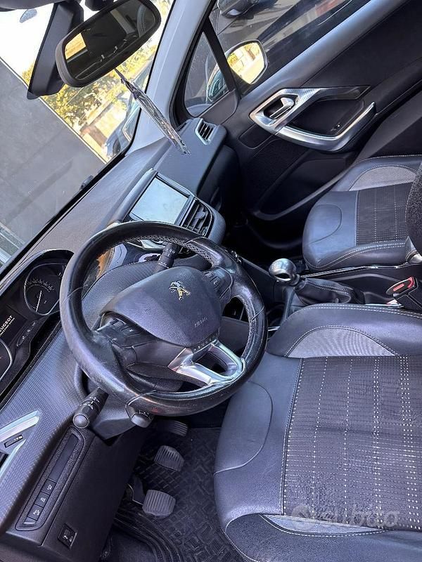 Usata Peugeot 2008 Allure 100 CV (73 kW) 2015 Nero SUV