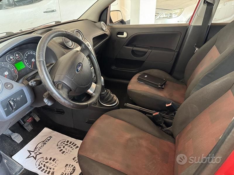 Usata Ford Fiesta 75 CV (55 kW) 2007 Arancione Utilitaria