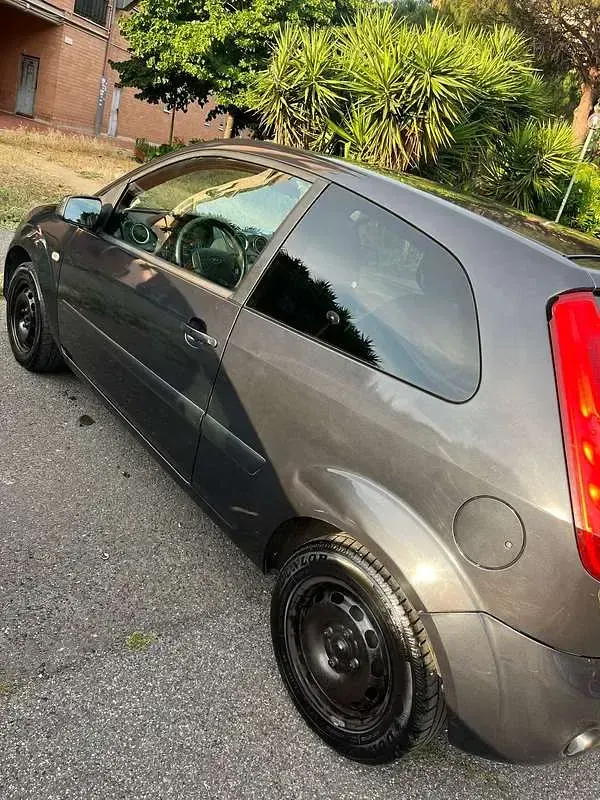Usata Ford Fiesta Ghia 68 CV (50 kW) 2006 Utilitaria