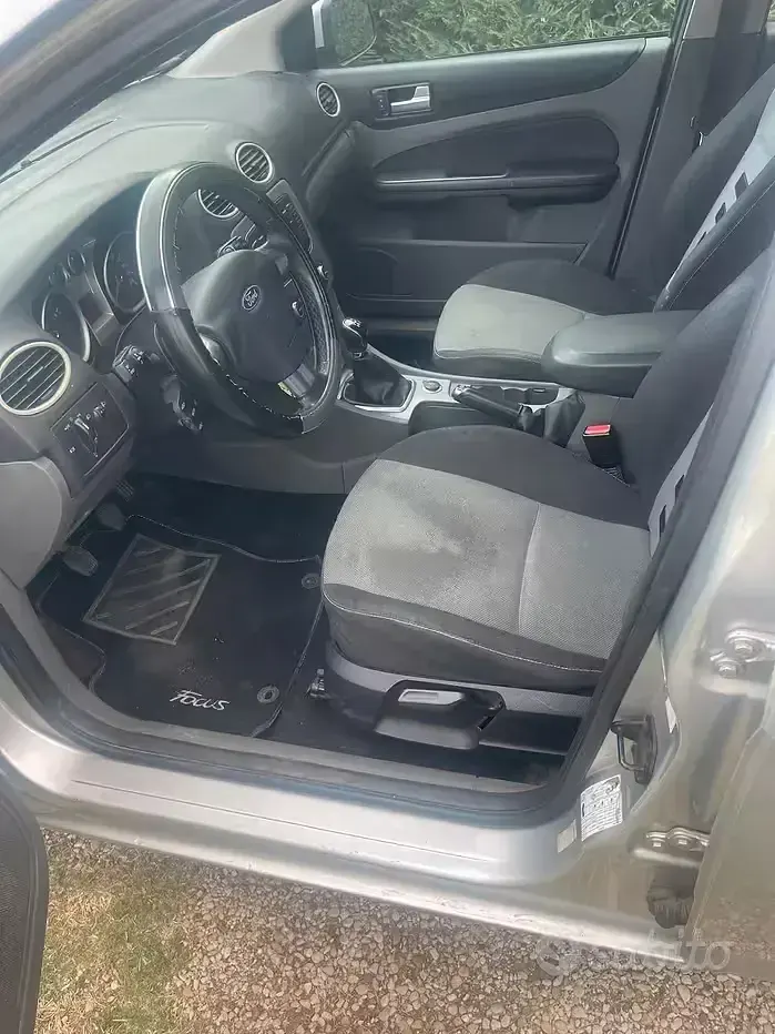 Usata Ford Focus 100 CV (73 kW) 2010 Grigio Station wagon