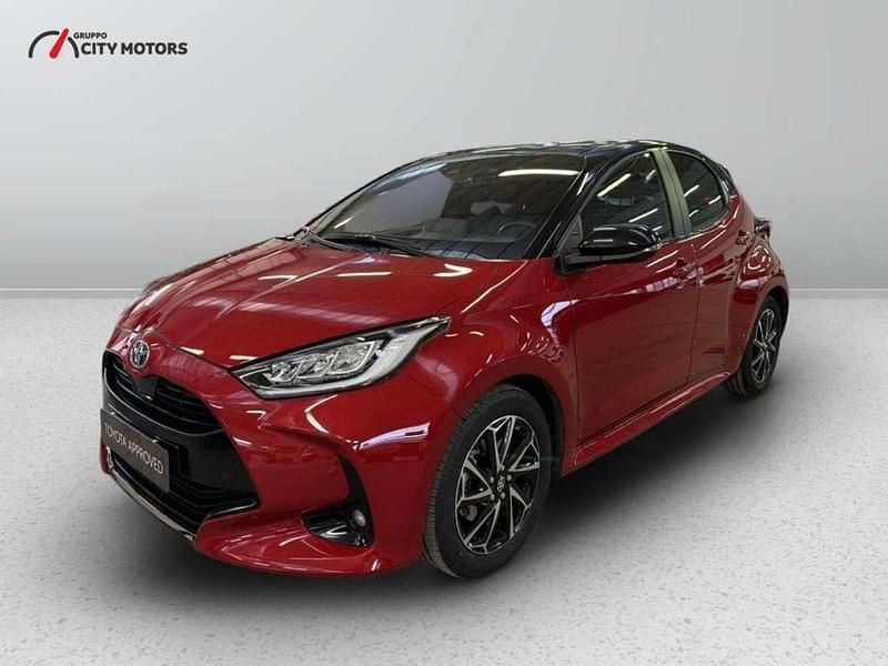 Rosso Usata 2021 Toyota Yaris Hybrid Style Tre volumi | 18.300 € (Buon prezzo) - Immagine 1/3