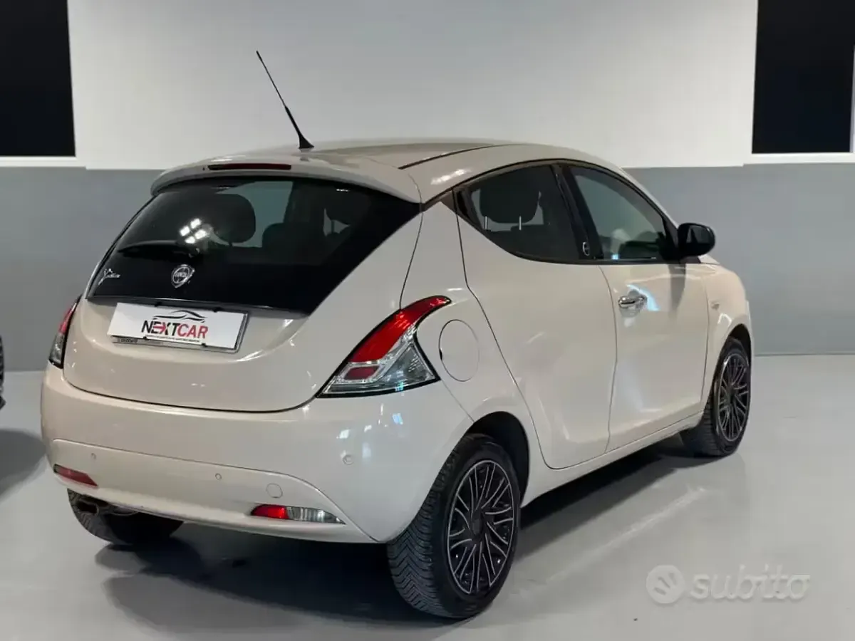 Usata Lancia Ypsilon Silver 69 CV (50 kW) 2018 Bianco Utilitaria