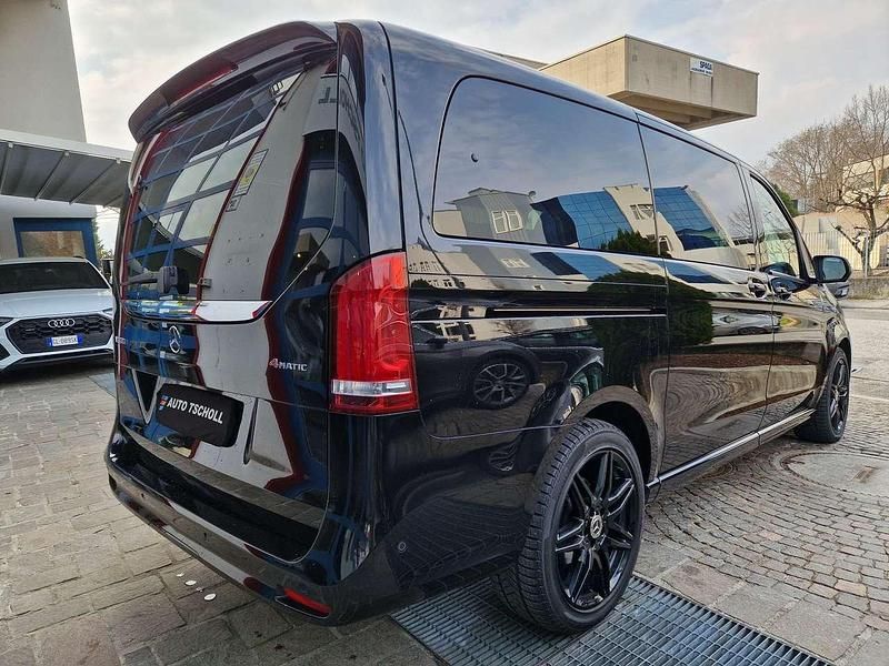 Usata Mercedes V300 AMG line 237 CV (174 kW) 2022 Obsidianschwarz metallic Monovolume