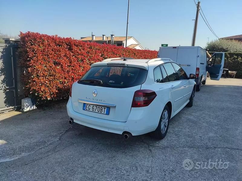 Usata Renault Laguna III 150 CV (110 kW) 2010 Bianco Station wagon