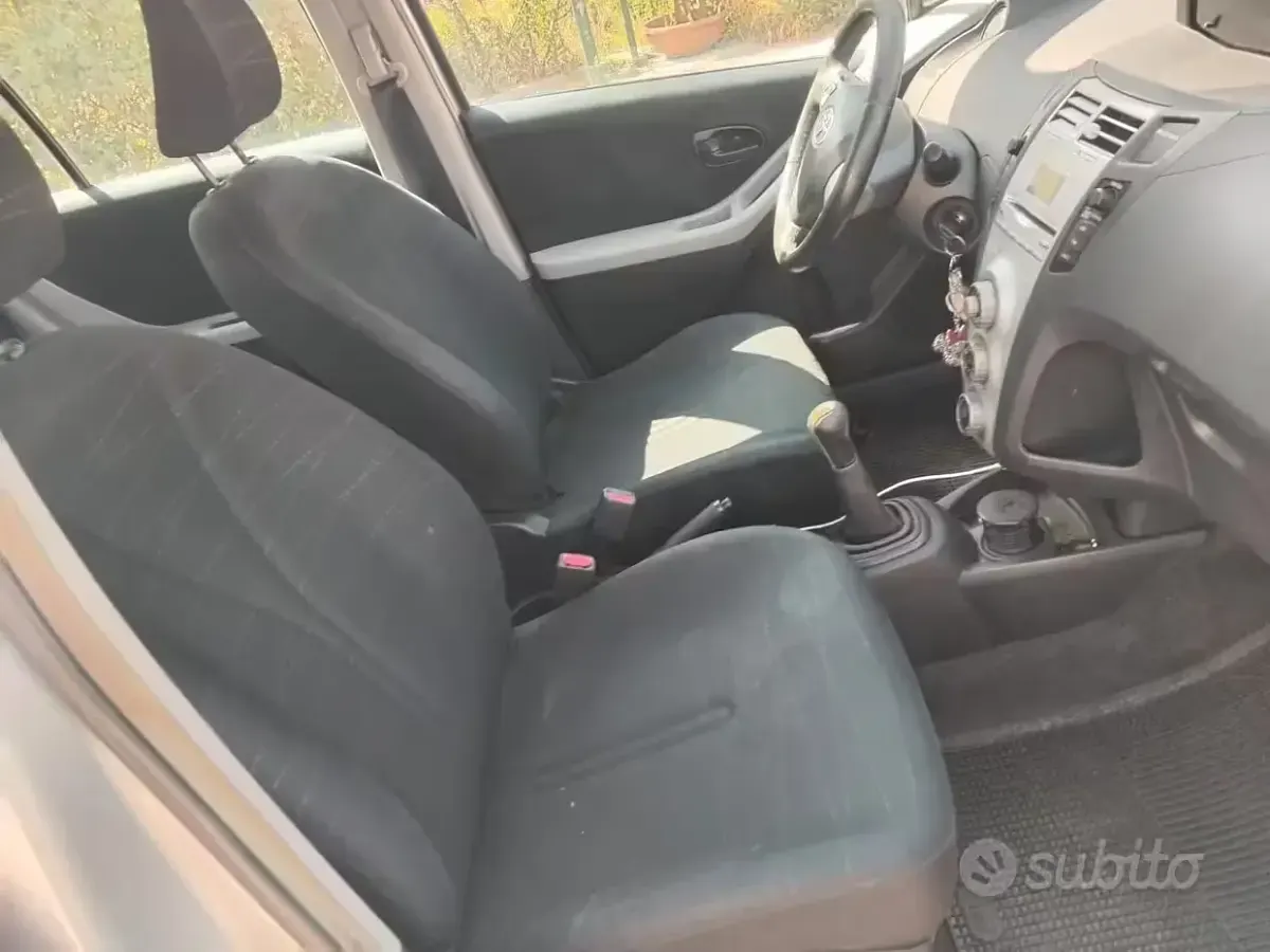 Usata Toyota Yaris Sol 69 CV (50 kW) 2009 Grigio Utilitaria