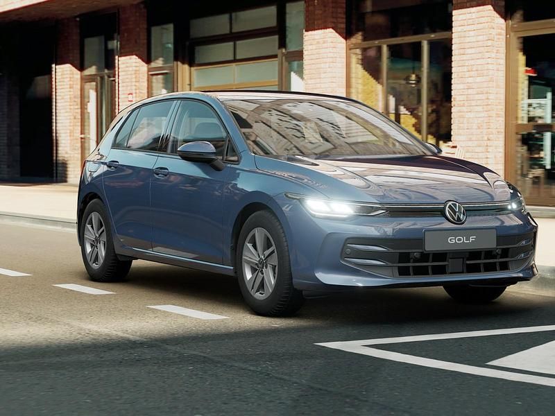 Usata VW Golf VIII Life 116 CV (85 kW) 2025 Anemone blue metallizzato Berlina