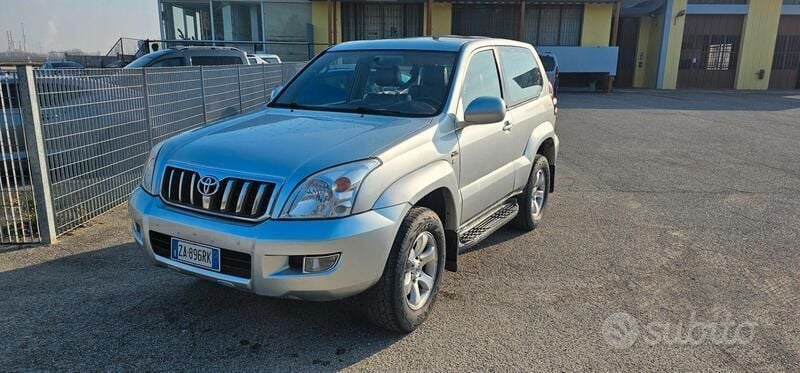 Argento Usata 2005 Toyota Land Cruiser Executive SUV | 16.500 € (Super prezzo) - Immagine 1/4