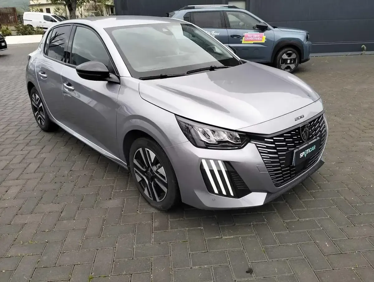Usata Peugeot 208 Allure 101 CV (74 kW) 2025 Grigio Utilitaria