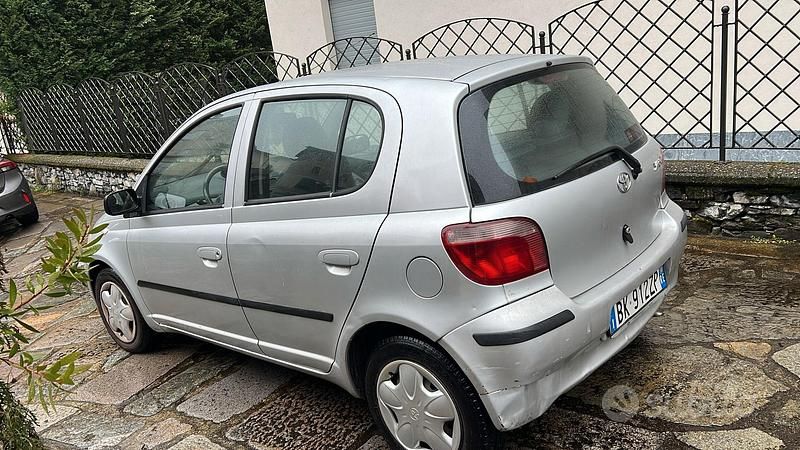 Usata Toyota Yaris 68 CV (50 kW) 2000 Grigio Utilitaria