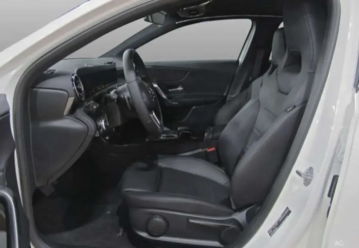 Usata Mercedes A180 116 CV (85 kW) 2021 Blu scuro metallizzato Berlina