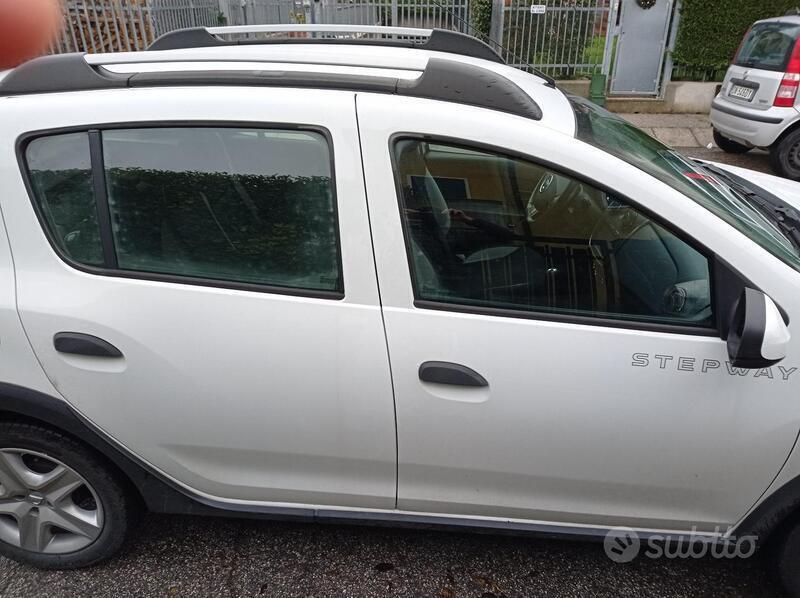 Usata 2015 Dacia Sandero Due volumi | 6000 € (Ottimo prezzo) - Immagine 1/2