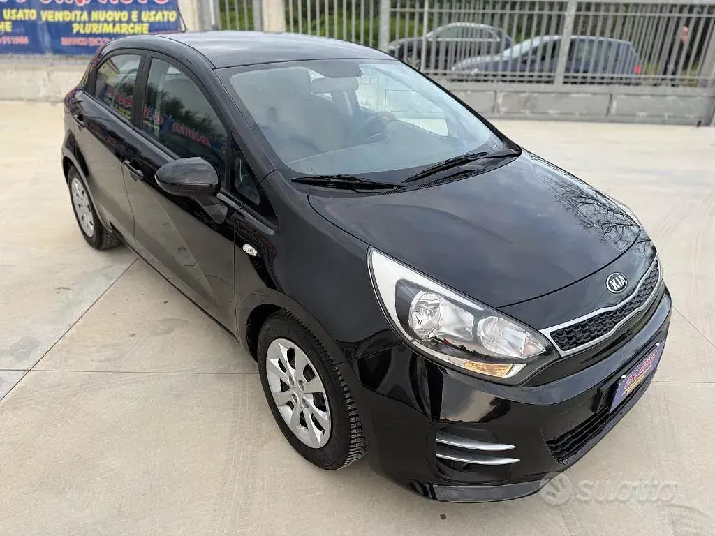 Usata Kia Rio Active 84 CV (61 kW) 2015 Nero Berlina