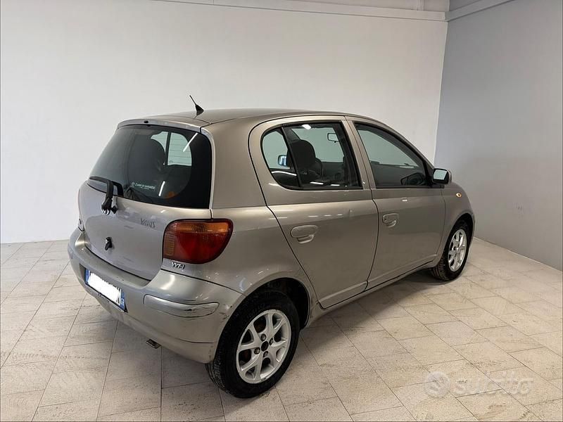 Usata Toyota Yaris Sol 87 CV (63 kW) 2005 Grigio Berlina